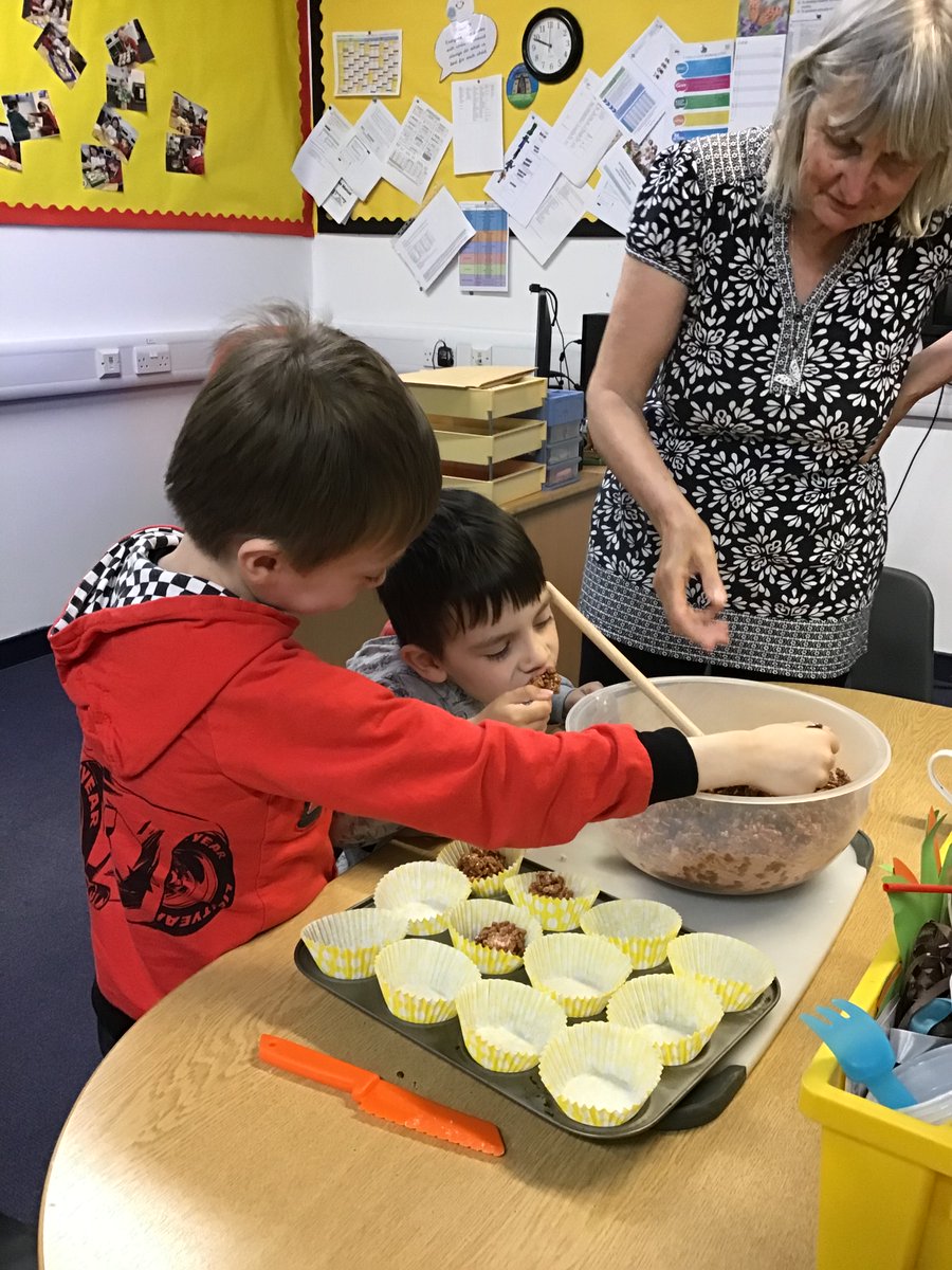 MiniExplorersPD's tweet image. A busy morning in our #CommunityRoom #familyengagement making a fabulous selection of treats to take home &amp;amp; share 😊Rice crispie cakes 🧁, strawberries 🍓dipped in 🍫chocolate &amp;amp; flapjacks 👩‍🍳@Year1PDCS @yr2PDCS @PDCSPrimary  💙We even squeezed in some craft too #dreamcatchers🌈