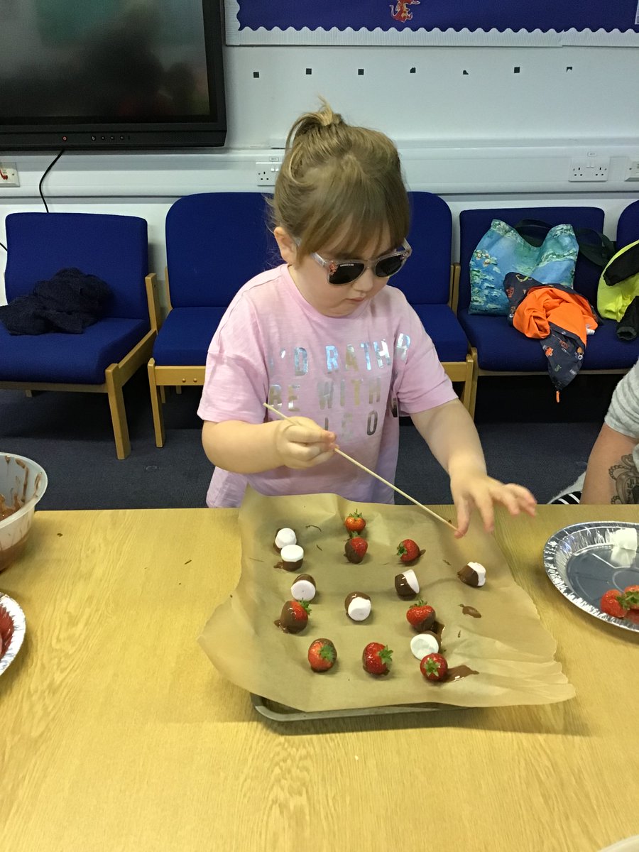 MiniExplorersPD's tweet image. A busy morning in our #CommunityRoom #familyengagement making a fabulous selection of treats to take home &amp;amp; share 😊Rice crispie cakes 🧁, strawberries 🍓dipped in 🍫chocolate &amp;amp; flapjacks 👩‍🍳@Year1PDCS @yr2PDCS @PDCSPrimary  💙We even squeezed in some craft too #dreamcatchers🌈