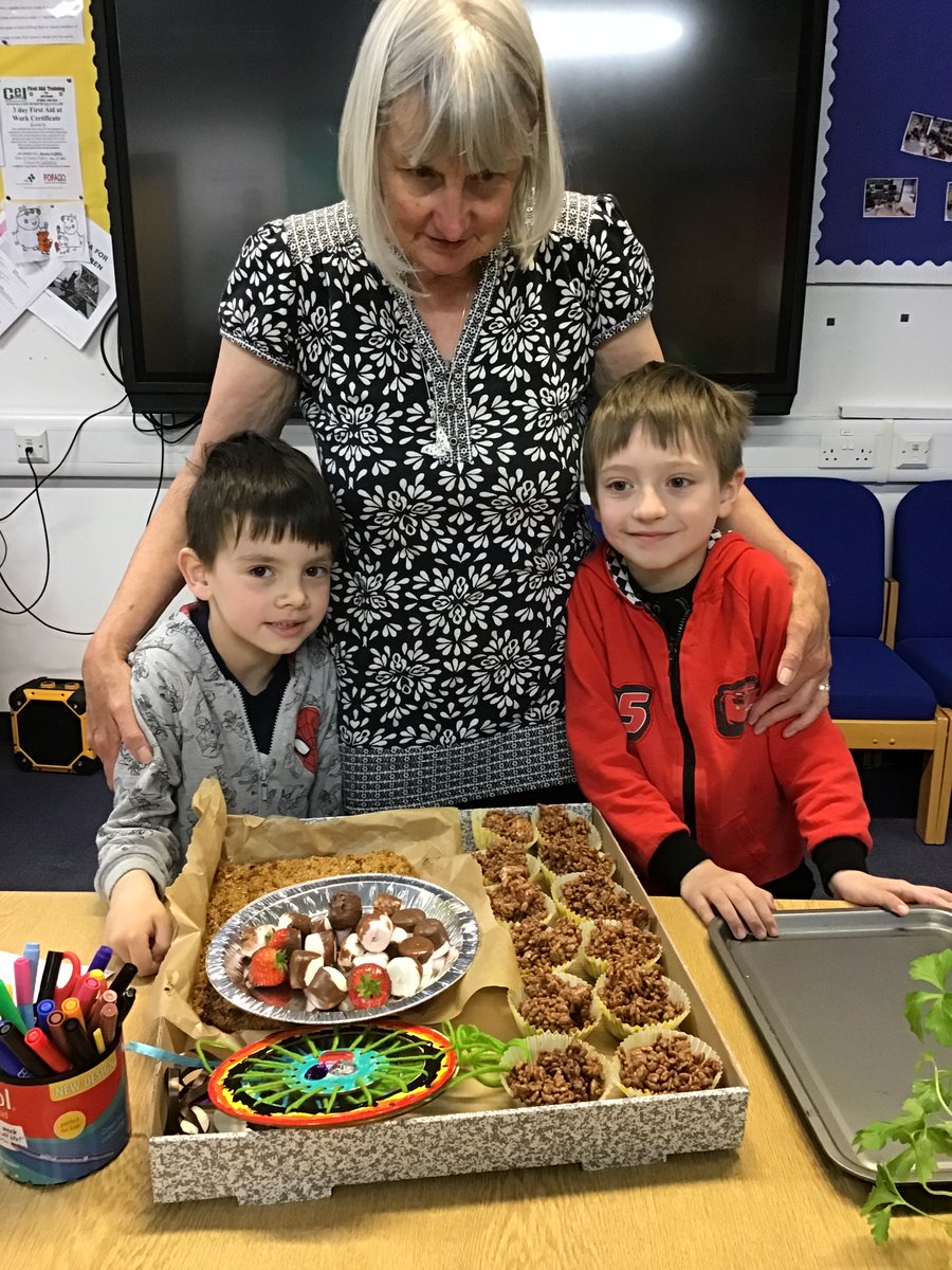 MiniExplorersPD's tweet image. A busy morning in our #CommunityRoom #familyengagement making a fabulous selection of treats to take home &amp;amp; share 😊Rice crispie cakes 🧁, strawberries 🍓dipped in 🍫chocolate &amp;amp; flapjacks 👩‍🍳@Year1PDCS @yr2PDCS @PDCSPrimary  💙We even squeezed in some craft too #dreamcatchers🌈