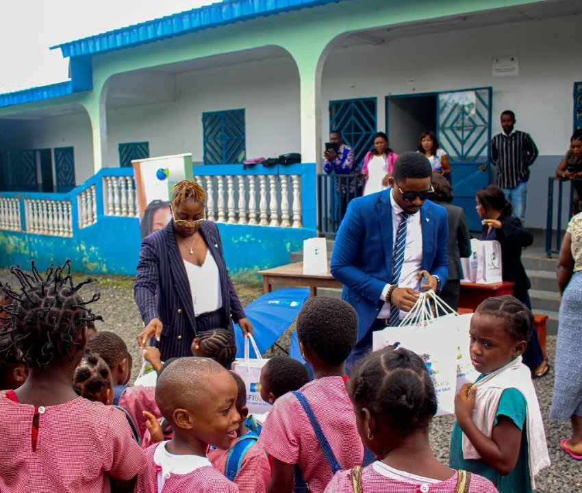 BgfibankGe's tweet photo. ¡La Fundación BGFIBank promueve la educación en Guinea Ecuatorial!

El equipo de BGFIBank G.E. hace entrega de regalos de fin de curso a los alumnos de la escuela Esteban Eteo de Basilé Bubi (Escuela construida por la Fundación BGFIBank en 2019). https://t.co/oFv2iFTFz9