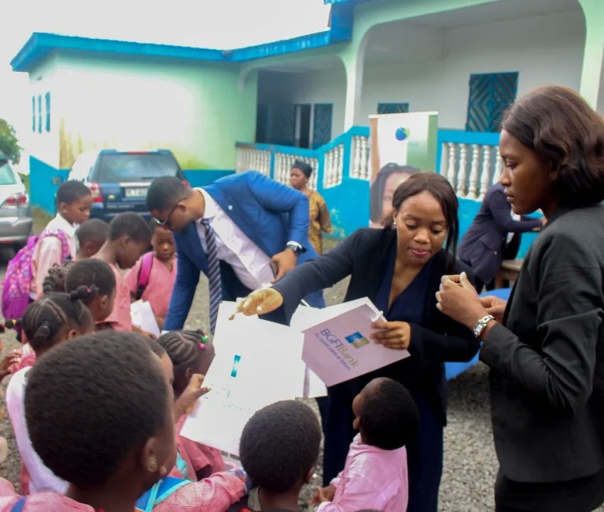 ¡La Fundación BGFIBank promueve la educación en Guinea Ecuatorial!

El equipo de BGFIBank G.E. hace entrega de regalos de fin de curso a los alumnos de la escuela Esteban Eteo de Basilé Bubi (Escuela construida por la Fundación BGFIBank en 2019).