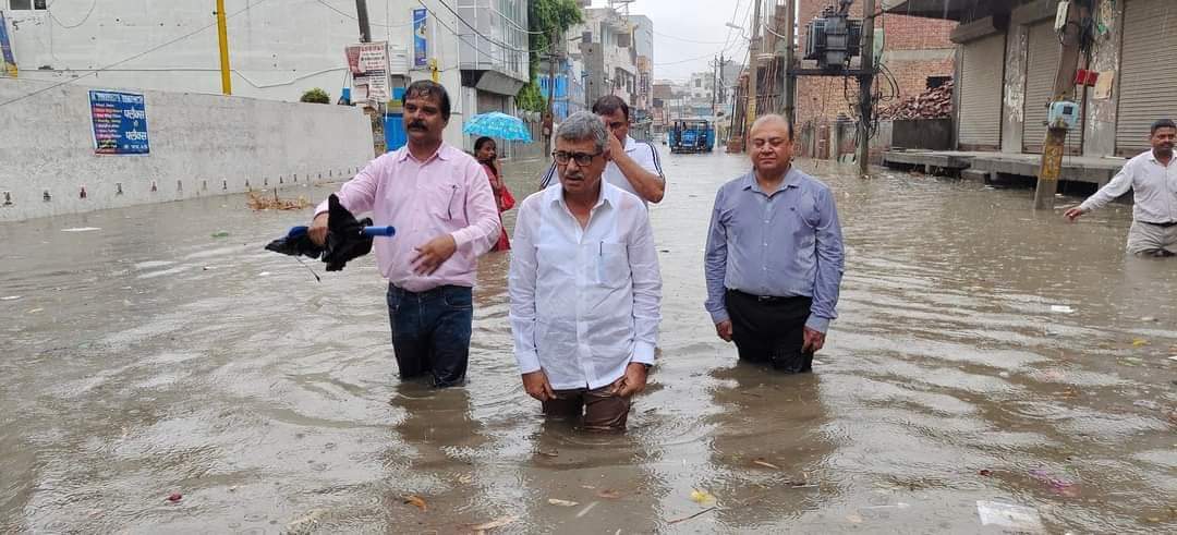 BBBatra's tweet photo. पहली ही बरसात ने सरकार के दावों की हवा निकाली,सरकार और अधिकारियों की लापरवाही से जलमग्न हुआ रोहतक शहर,भारी बरसात के बीच शहर के विभिन्न इलाकों में पहुंच कर स्तिथि का मुआयना किया,छोटू राम चौक पर साढ़े तीन फीट पानी में लगभग आधा घंटा खड़े होकर वहां मौजूद व्यापारियों से संवाद किया! https://t.co/kPqwCxi4nz