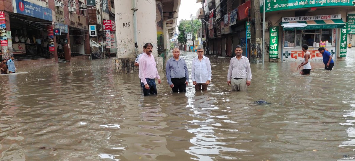 BBBatra's tweet photo. पहली ही बरसात ने सरकार के दावों की हवा निकाली,सरकार और अधिकारियों की लापरवाही से जलमग्न हुआ रोहतक शहर,भारी बरसात के बीच शहर के विभिन्न इलाकों में पहुंच कर स्तिथि का मुआयना किया,छोटू राम चौक पर साढ़े तीन फीट पानी में लगभग आधा घंटा खड़े होकर वहां मौजूद व्यापारियों से संवाद किया! https://t.co/kPqwCxi4nz