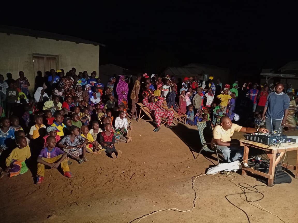 ONG_Amedd's tweet photo. L’#ONG_AMEDD a procédé à la réalisation des animations vidéos dans les villages de la commune de #Garalo cercle de #Bougouni. Le but de cette activité est de sensibiliser la population sur les bonnes pratiques d'hygiène et assainissement.
#projetJIKURA
#HELVETAS 
#AMEDD2022 https://t.co/enfjiCd03N