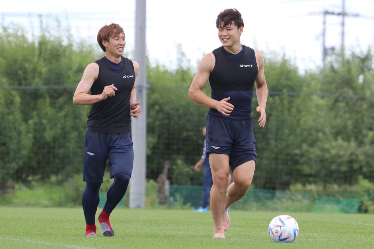 余りの暑さでトレーニング後には練習着を脱いでクールダウンをする選手