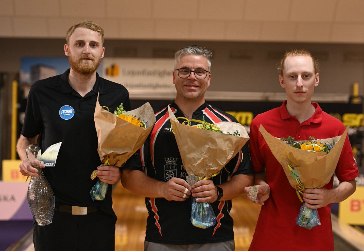 Swebowl's tweet photo. Jesper Svensson tar guld i Elit-SM på herrsidan!
Topp 3:
🥇 Jesper Svensson, Team Pergamon
🥈 Peter Hellström, Team Clan BK
🥉 Teodor Samuelsson, BK Örnen https://t.co/QfIhBBfiJr