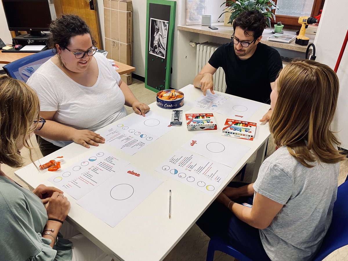 caritaslodi's tweet photo. Un po’ di #teambuilding con i #dataportraits. Anche se ci conosce già fra colleghi, non si sa mai, potrebbero saltar fuori cose interessanti 💡
#30giugno https://t.co/jp7br7UwIp