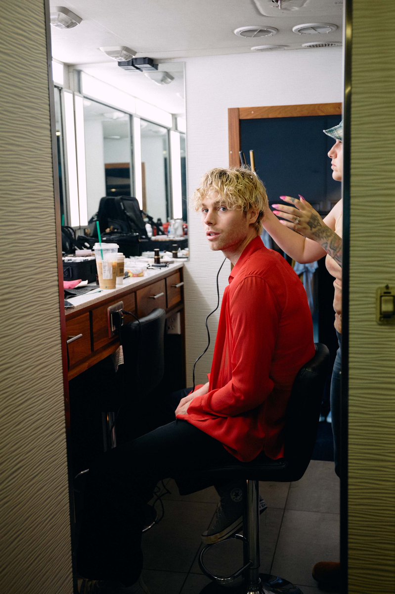 wonderlandH_'s tweet image. Luke Hemmings per me è l’essere umano più bello del mondo. #WFTTWTAF1Year #STARTINGLINE