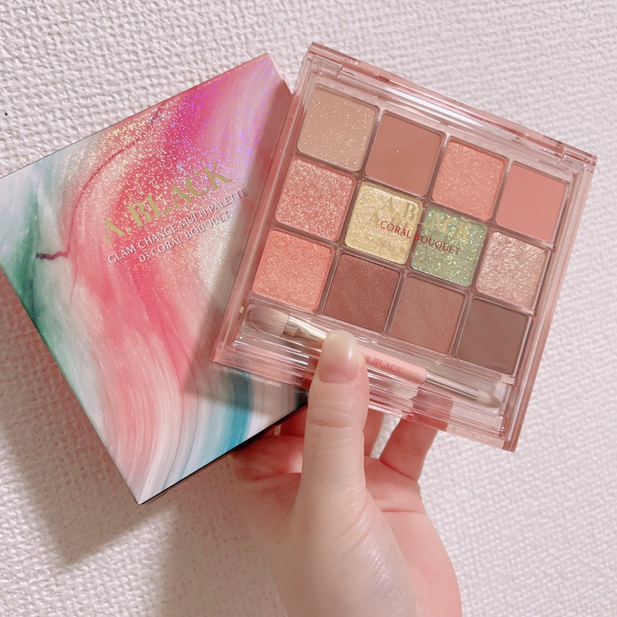chulip_07's tweet photo. 1+1でRICHROSEと一緒に買ったhttps://t.co/xmWuNyYV0w、03のCORAL BOUQUET🌸
箱も可愛くてテンションあがった💓
中段のラメがツボ、グリーンがこのパレットの可愛さを引き立ててると思う🥺

#コスメ購入品
#qoo10 
#ClubClioJapan 
#CLUBCLIO
#ABLACK https://t.co/BB0mrlvnd8