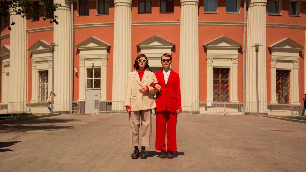 wandergrot's tweet photo. A photo shoot in the style of Wes Anderson. photographer @difromjp https://t.co/IPNwdGHfSF