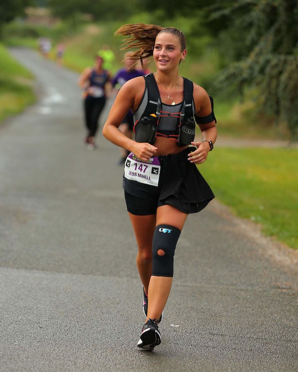 3am: Jessica touches down in the UK after going on holiday ✈️

10am: Runs the Winchester Half Marathon 🤯

That's definitely one way to tackle jet lag! Unbelievable effort at last year's event from Jess 👏

#WinchesterMarafun #Winchester #Hampshire #UKRunChat #Running #Runners