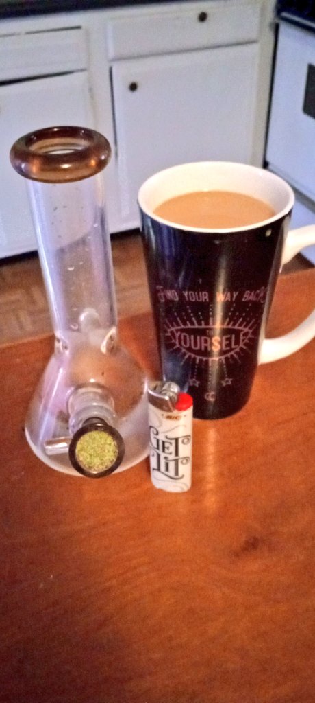 Good Morning. 🌞 It's time to #wakenbake with my new bong 'Middle Man' 💋💨
Hope you're Thursday is fantastic.
❤️🧡💛💚💙💜
#Mmemberville #StonerFam #CannabisCommunity #CoffeeandCannabis ☕