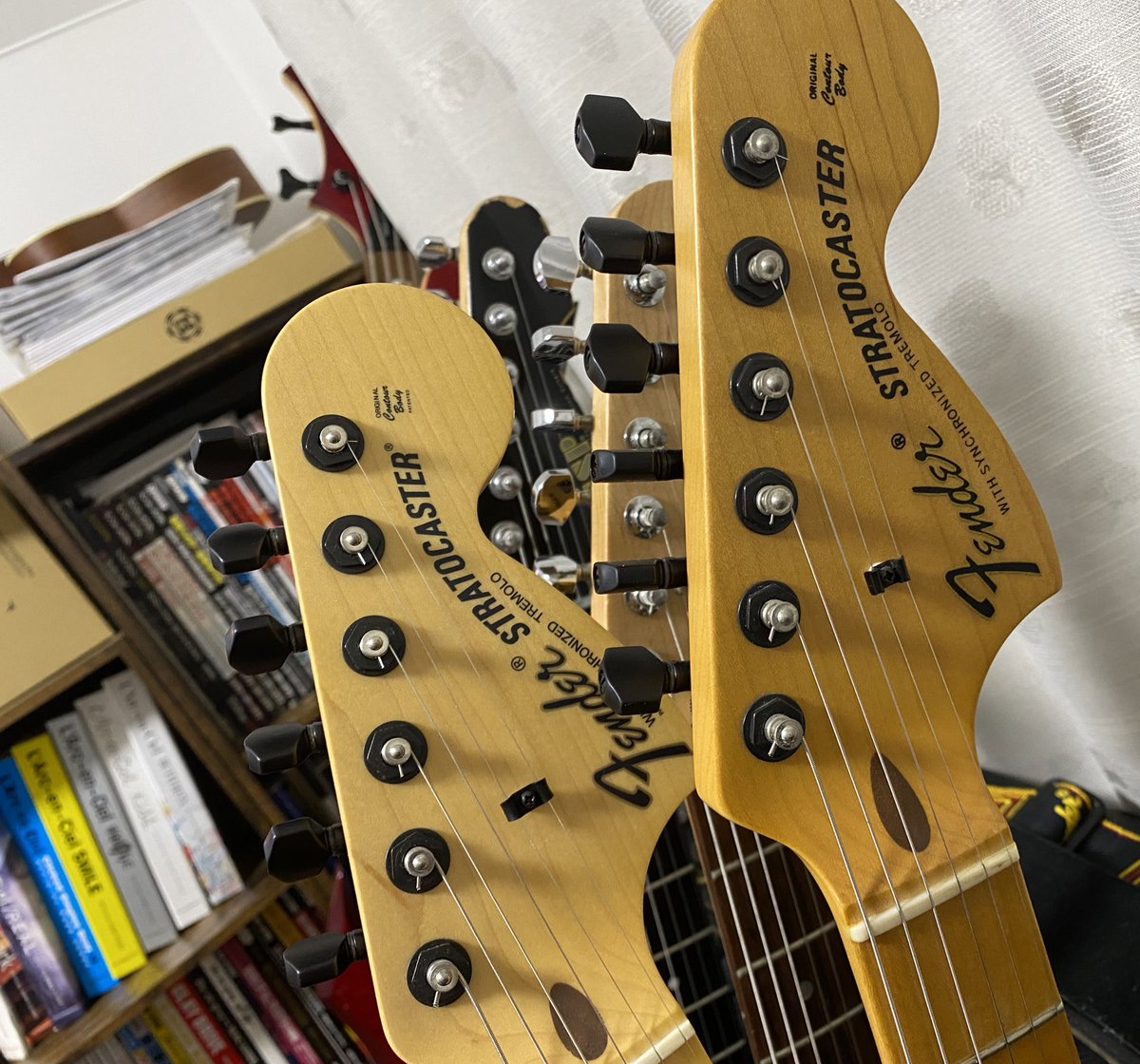 YaimuF's tweet photo. EXPERIMENTもいいんだけどやっぱりGalaxy Redがカッコ良すぎるんだよなぁ
アーティストモデルとか久しく買ってなかったのにこの2本は出た瞬間予約して買ったくらい衝撃を受けたなぁ
#ラルク #GalaxyRed #ken #Fender https://t.co/8nZge2svdF
