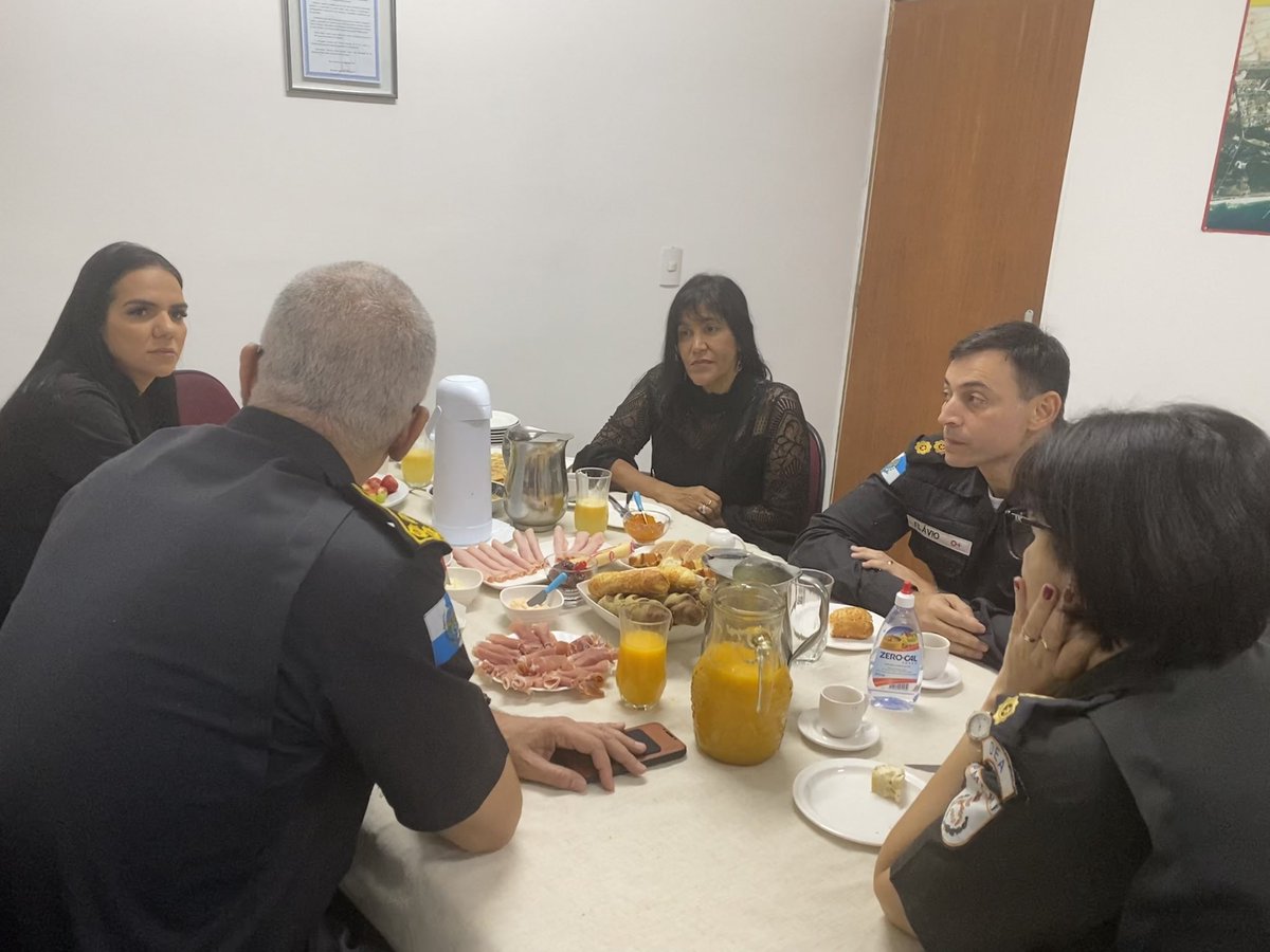 PMERJ's tweet photo. O Comando da @PMERJ se reuniu, nesta manhã, com a presidente da @AMORecreio e com @SegovRj, no #31BPM. A pauta do encontro foi a construção da Cia do Recreio em um terreno cedido pela associação.O policiamento atuará no Recreio, Vargem Grande, Vargem Pequena e Barra de Guaratiba. https://t.co/5r73yDfEWd