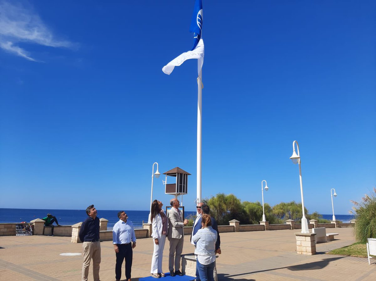 TurismoAND's tweet photo. 🏖 #Islantilla revalida un año más la Bandera Azul para su #playa.
🌊 DT de #Huelva en funciones @angeles_muriel ha asistido al izado de esta distinción.
🗣 “Con esta consideración se pone en valor la calidad de la Costa onubense”
💙 #BanderasAzulesAND https://t.co/V82bMttctb