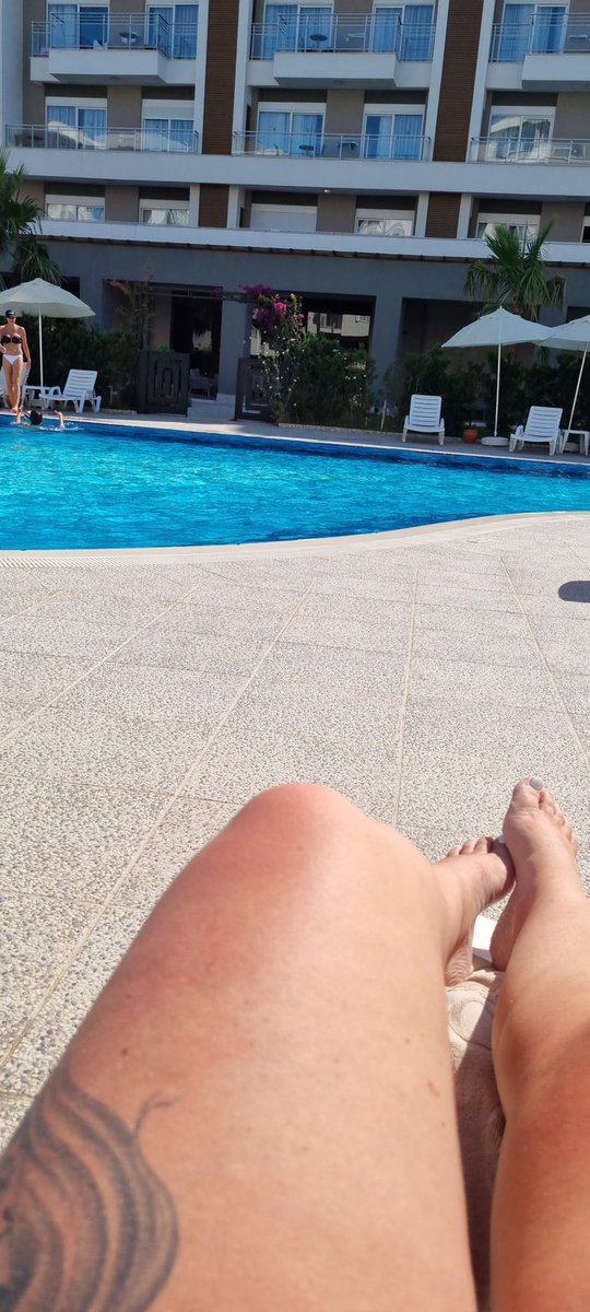 nurse_kata's tweet photo. Well relaxed on a much needed family holiday 🌞🔥🍹 https://t.co/GX3truXMmi