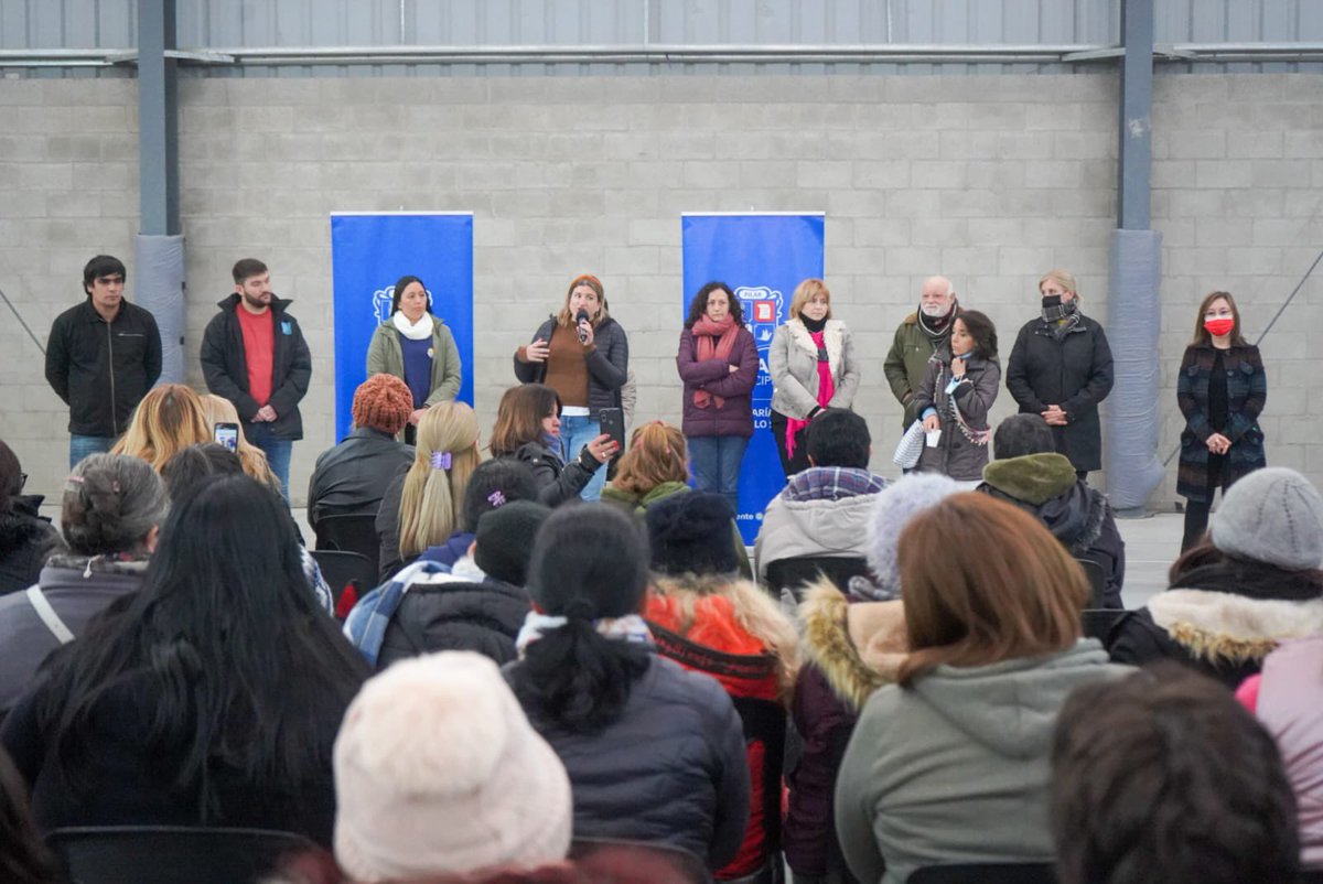 Paula_G83's tweet photo. Las manzaneras son trabajadoras vecinales que destacamos por su rol social y sus aportes en el fortalecimiento de las redes comunitarias del Programa Más Vida en nuestros barrios.

En #Lagomarsino compartimos un encuentro de trabajo junto a ellas y el equipo de @PoliticasPBA https://t.co/wO9uFWpzCV