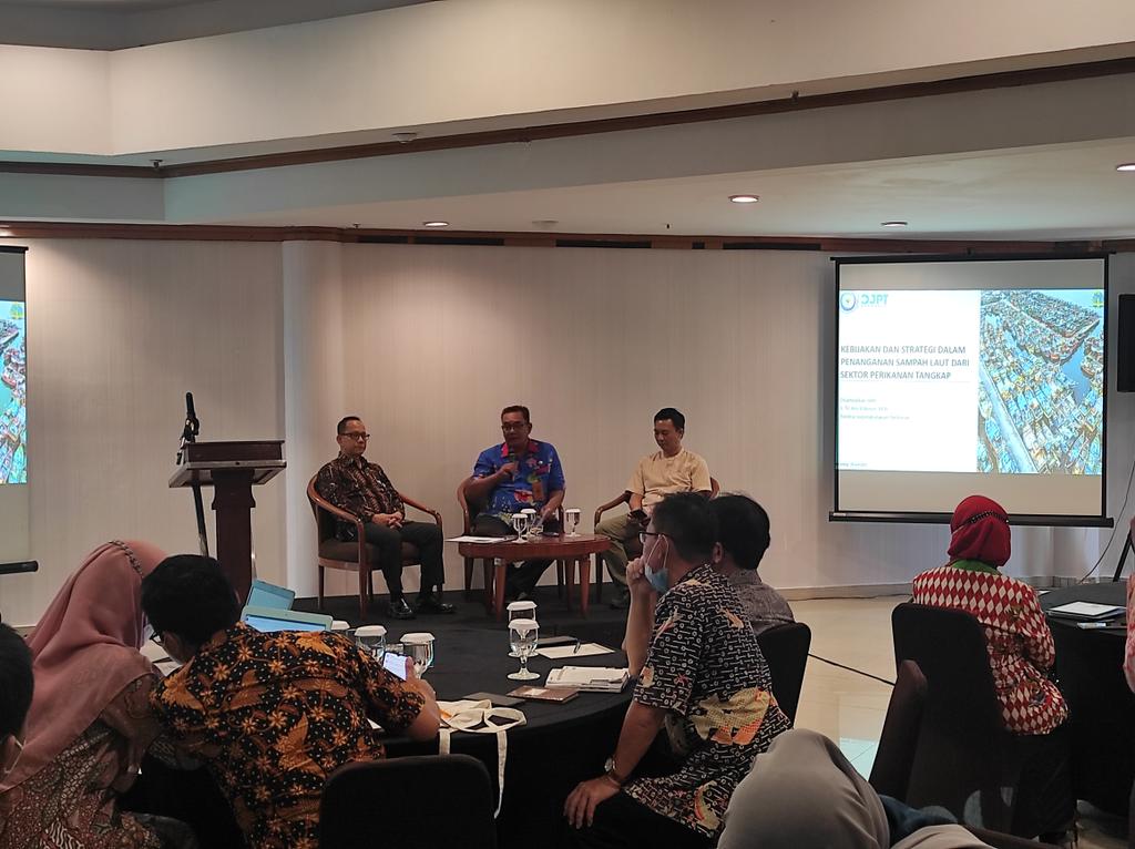 djpt_kkp's tweet photo. Nah #sahabatbahari yg terpenting dlm penanganan masalah sampah di laut adl hrs ada kesadaran pd msyrkt utk menjaga lingkungan, pahami pentingnya jaga kebersihan yang bermanfaat bagi diri sendiri maupun makhluk hidup lainnya. yuks.. sama-sama kita jaga laut kita! 

#KKPAccelerate https://t.co/bsIEmOGHZn