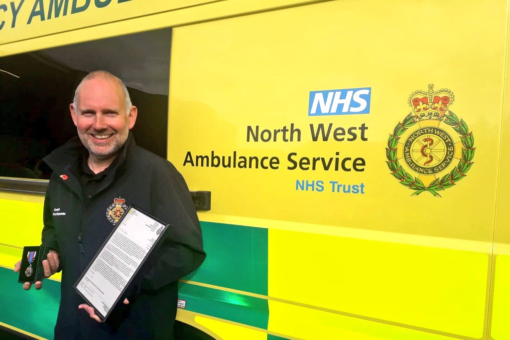 NWAmb_NikS's tweet photo. Great to catch up briefly with Paul @drinkingagin yesterday and present him with the #QueensPlatinumJubilee 🏅 on behalf of @NWAmbulance and @RoyalFamily

Paul began volunteering @YASCFR in March '16 and then 'transferred' to @ApplebyCFRGroup when he moved to the area in 2020 👏🏼 https://t.co/fWxcW34ij4