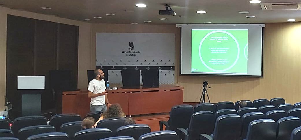 Icia_GobCan's tweet photo. Cuarta jornada del curso “Ecología Urbana y Agroturismo. Bases para una transición ecológica desde el municipalismo“ con las ponencias de Eduardo Rodríguez Naya y Toni Perdomo #FIAES @ULL @adeje #multiversidad
+ INFO https://t.co/srf7WoRBpH https://t.co/r9O4l4rQpW