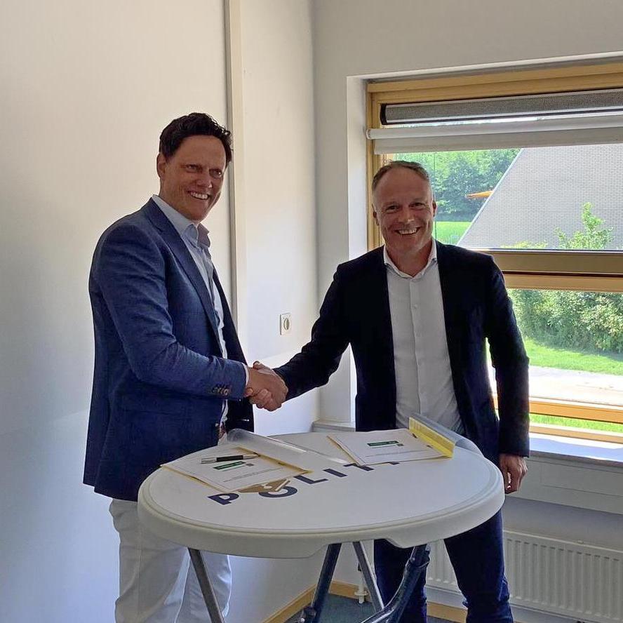 Vanochtend de overeenkomst met wethouder <a href="/ptrckkiel/">Patrick Kiel</a> getekend voor de koop van het politiebureau. Europese aanbesteding gewonnen met een plan voor 38 koopappartementen op een geweldige plek in het centrum! <a href="/Gem_Leusden/">Gemeente Leusden</a> #detwijnderij check > heilijgers.nl/gemeente-leusd…