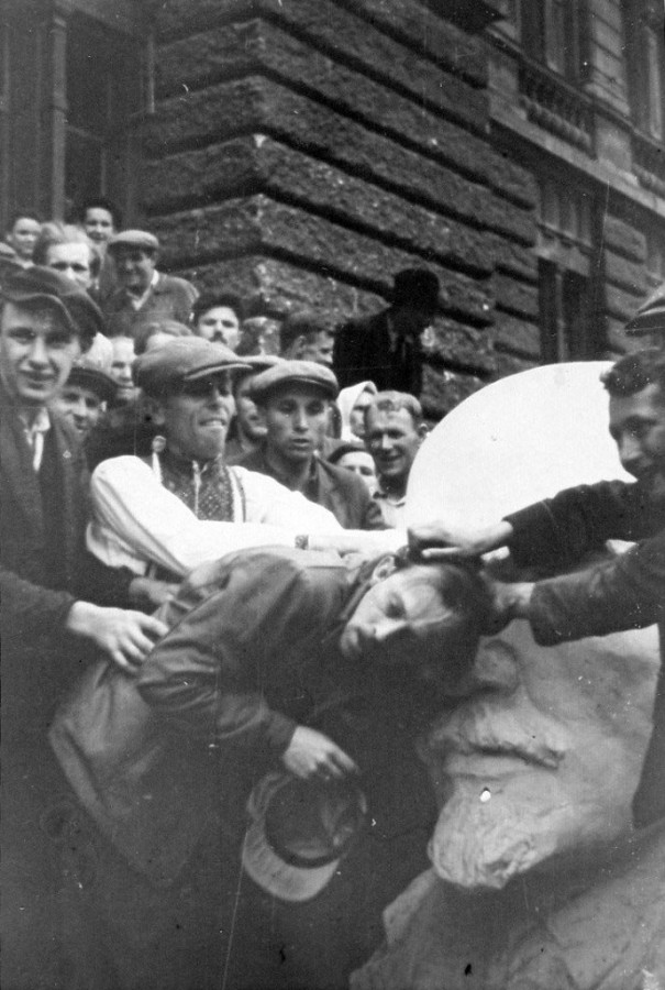 Aleks_Egorych's tweet photo. 30 июня 1941 началась печально знаменитая Львовская резня.  Еврейский погром, который продолжался 3 дня, был организован «украинской народной милицией» при попустительстве и подстрекательстве немцев и унес жизни более 4000 человек. https://t.co/kQIpoT5NpX