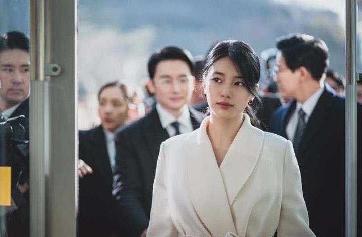 infodrakor_id's tweet photo. Nonton 2 episode pertama #Anna tuh ikutan deg deg an takut kalo si Yumi ketahuan seluk beluk kebohongannya 
Duh ketar ketirlah jadi penonton. 

Btw drama ini bagus guys, sisi lain dari #Suzy 👏🏻👏🏻 Sangat amat disayangkan gak ada platform OTT Global yang ngambil https://t.co/tGrUFpnTIl