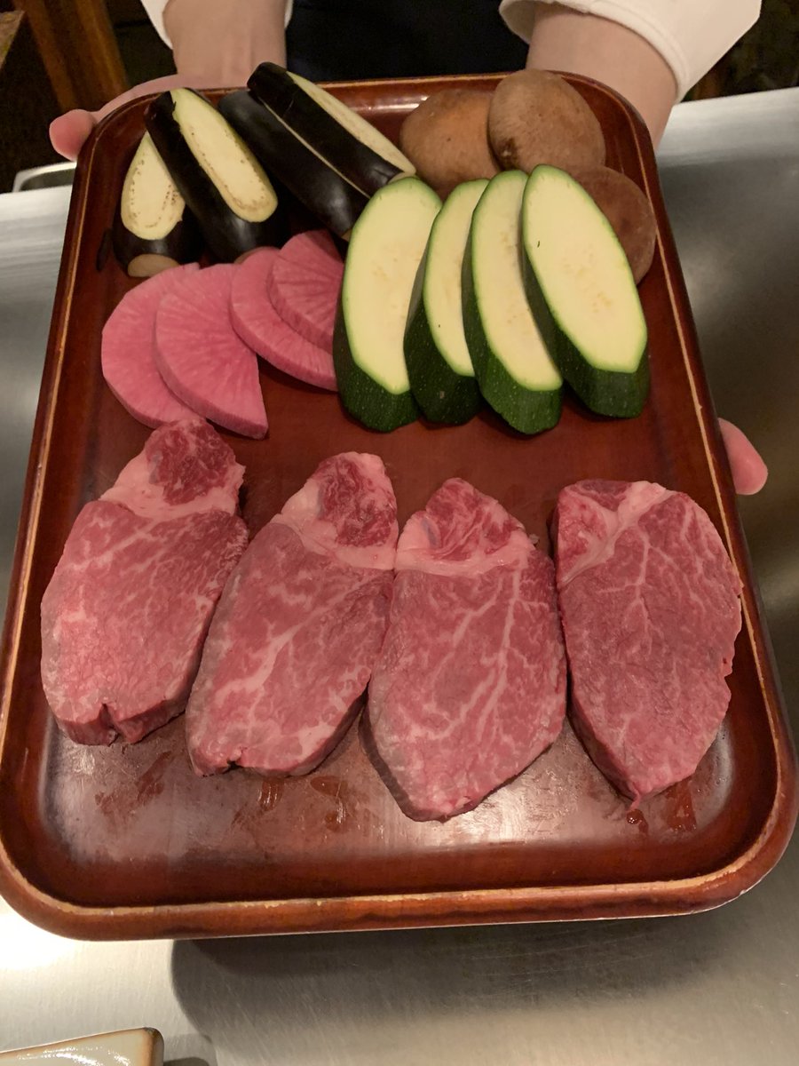 jun0917start's tweet photo. 今日は北井社長にグランドプリンス高輪 ステーキハウス桂に岡田と一緒に招待して頂きました。
会場には来て頂いているのですが、直接お会いするのは久しぶりでした。
社長、美味しいお肉をありがとうございました!またスイーツお願いします🙇🏻♂️😊
#ddtpro
#KOGYM
#北井孝英
#秋山準
#岡田佑介か https://t.co/r3HpUA3ZkK