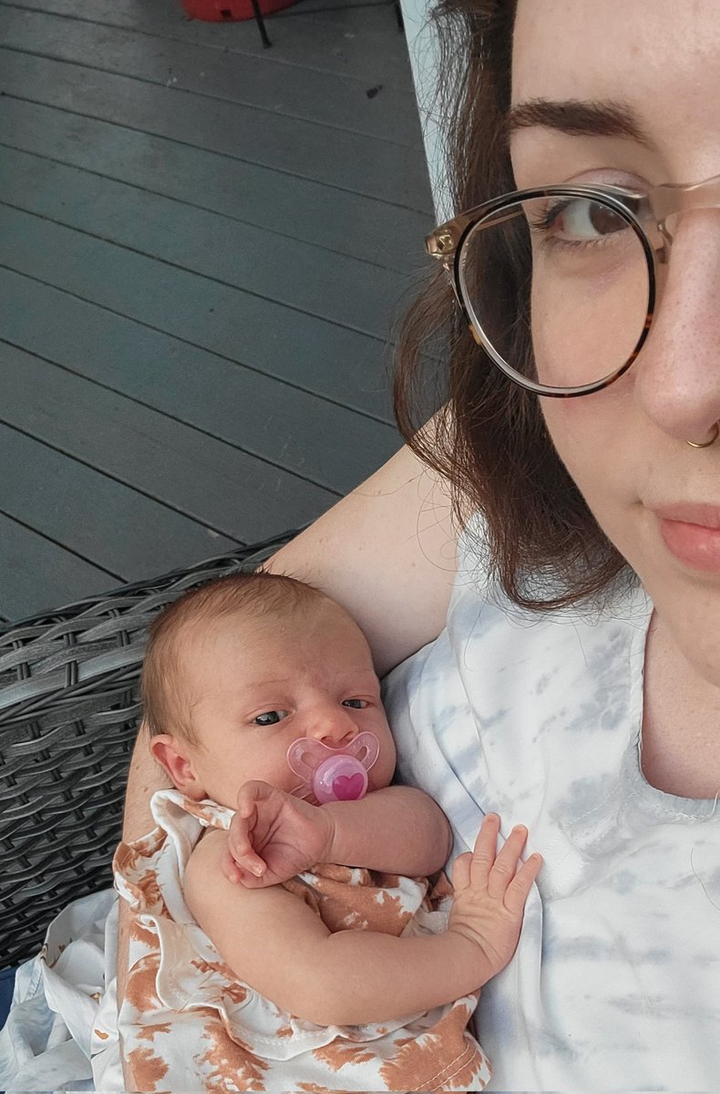 sarahquinnphd's tweet photo. A brief glimpse into the alternate reality where I live near my childhood friends and get to sit in their yards and hold their babies on the reg #visitinghome https://t.co/0RgEjPhzZa