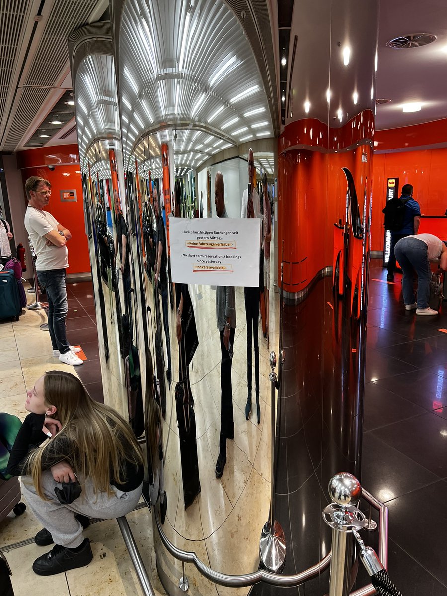 Unglaublich, was bei SIXT am Flughafen Frankfurt abgeht. Wartezeit von mindestens 1 Stunde, nur 2 Schalter besetzt. Angeblich keine Fahrzeuge verfügbar. Bei der Fahrzeugrückgabe stauen sich aber die zurückgegebenen Fahrzeuge. #sixt #service