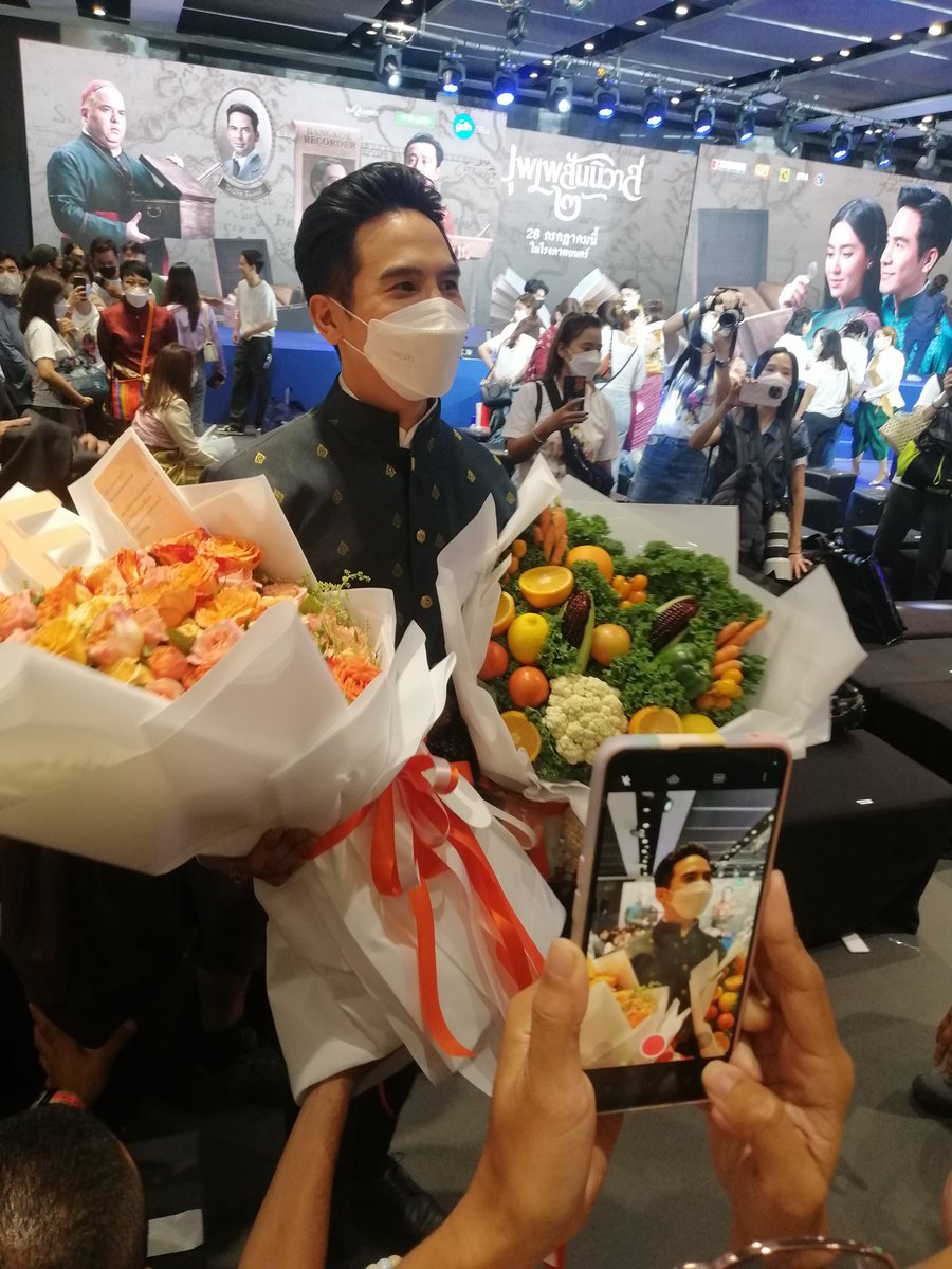fcppopeja1's tweet photo. ความใจดีของเค้า รับดอกไม้เสร็จมีถามว่าถ่ายรูปมั้ยด้วยนะ 🧡🧡🍊🍊
#popezaap
#งานแถลงข่าวบุพเพ2 https://t.co/LsrCjwJhuc