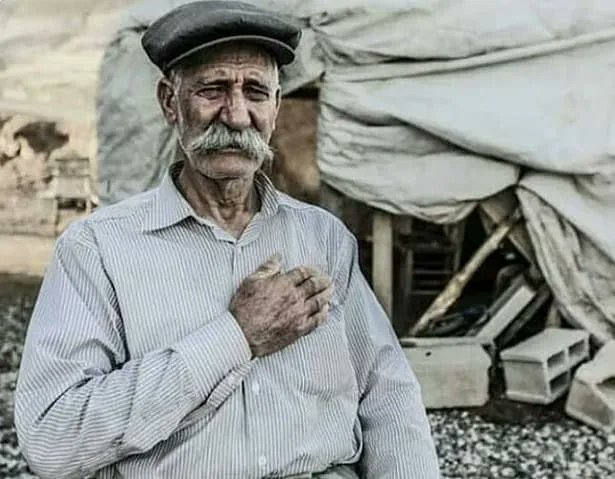 Aleviler İbadet Ederken,  Ellerini Açmaz Kalbine Koyar. 
Çünkü;
Allah Ne Yerdedir Ne Göktedir.

Hak İnsanın Gönlündedir,  Kimsenin Gönlünü İncitmeyin.