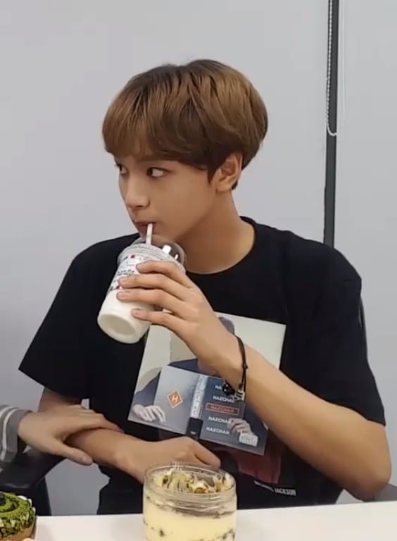 “Muka gue ganteng loh, kek gini?👉👈”

Lee Haechan few tweets AU
By Chocolele