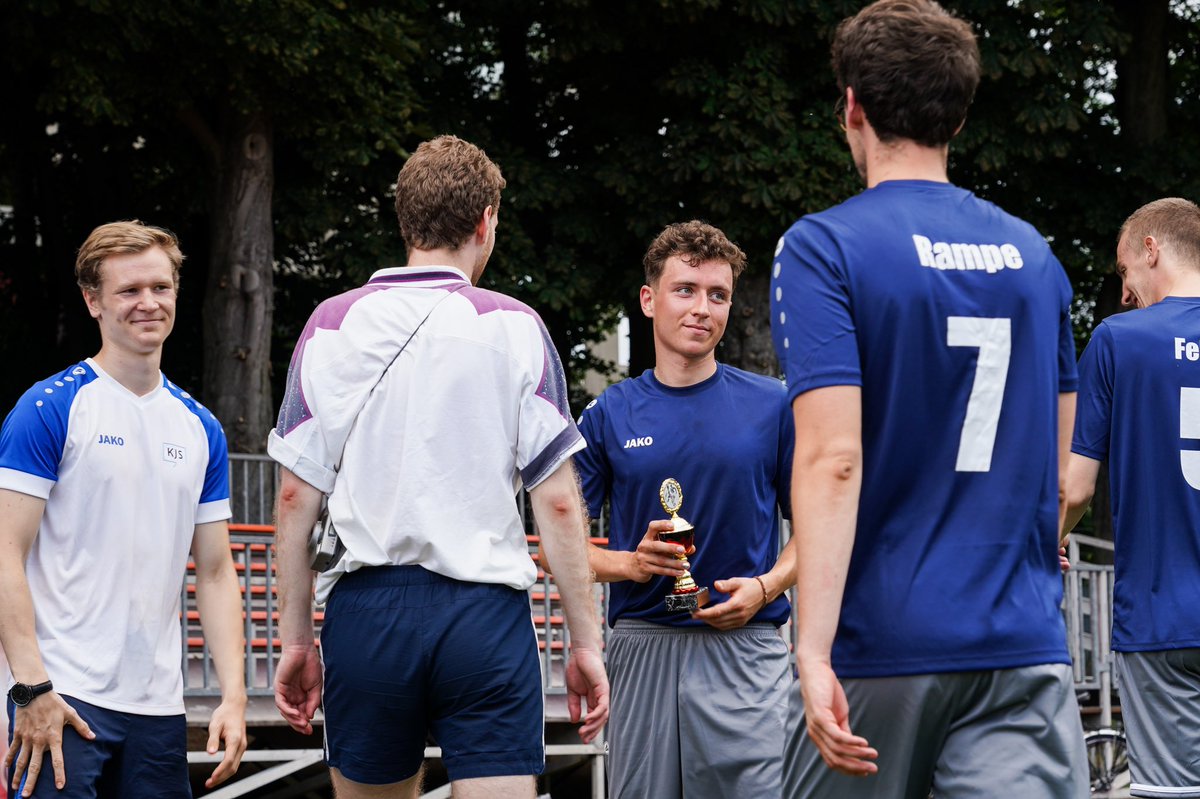 JcupTweets's tweet photo. Ein Finale ohne Münchener? Auch beim #jcup22 kaum vorstellbar! In der Gruppe klärten zwei Teams der @DJSde erst einmal schulinterne Machtverhältnisse - im Finale verpassten sie den Titel nur knapp. Nächstes Jahr noch einmal kämpfen und 2024 dann wieder #jcupdahoam? https://t.co/zzyUpc1EPU