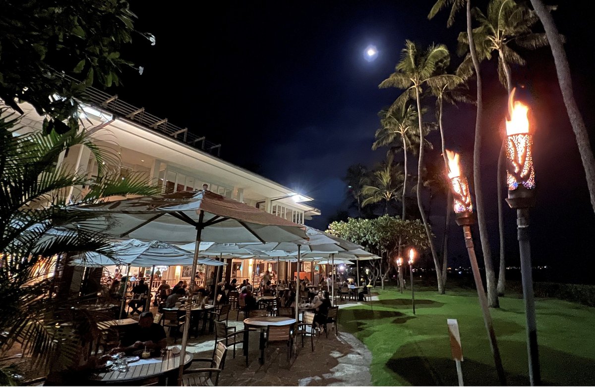 KahalaResort's tweet photo. Soft Hawaiian moonlight bathes The Kahala in peace and wonder.
#oceanviews #hawaii #hawaiilife #oceanfrontdining https://t.co/lCOmQoYuLn
