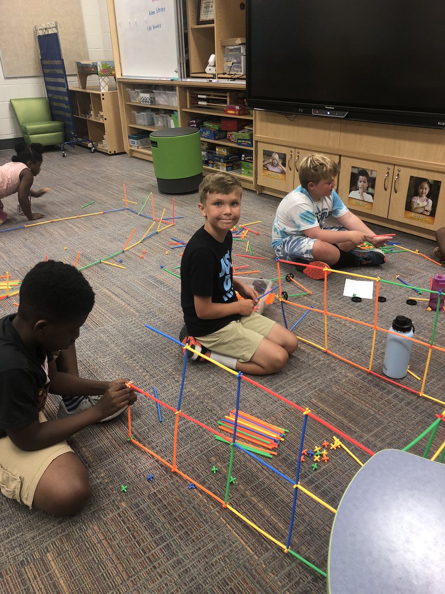 MichelleRheaum3's tweet photo. Club time at Owl-Venture camp. Students choose a skill or craft they would enjoy learning about! #angeloakes #owlventure2022 https://t.co/48EBOlhQ3X