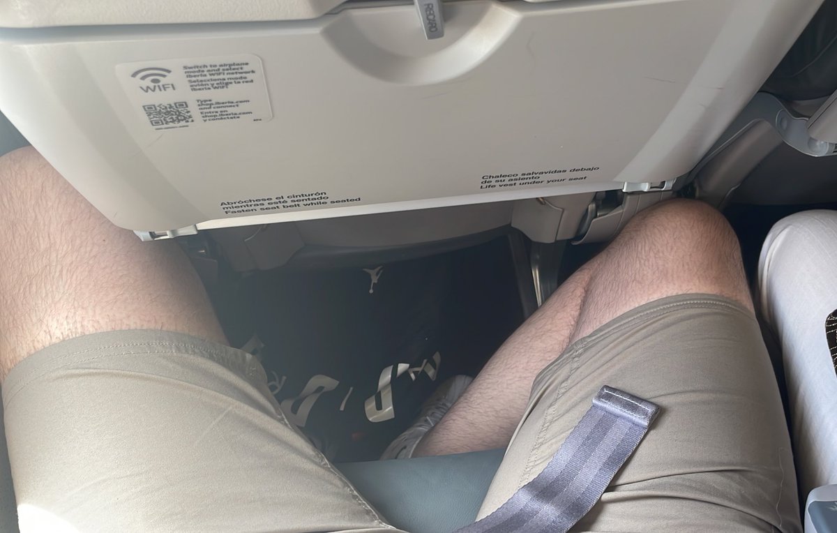 Tanizen's tweet photo. Que asientos tan amplios los de Iberia, me ha sido más díficil sentarme que en una silla del puto Uwu café. https://t.co/e9AvqIeXv4