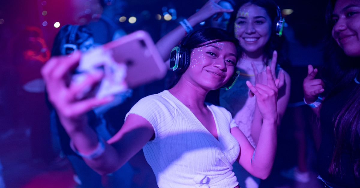 Kom vrijdag 1 juli en zaterdag 2 juli vanaf 21.00 uur luisteren op het Stadhuisplein naar bekentenissen van ex-drugsdealers over criminaliteit, afpersing en het ronselen van jongeren. Kappen met (party)drugs? Youz is ook aanwezig en helpt je! youz.nl/nieuws/nieuwsb…