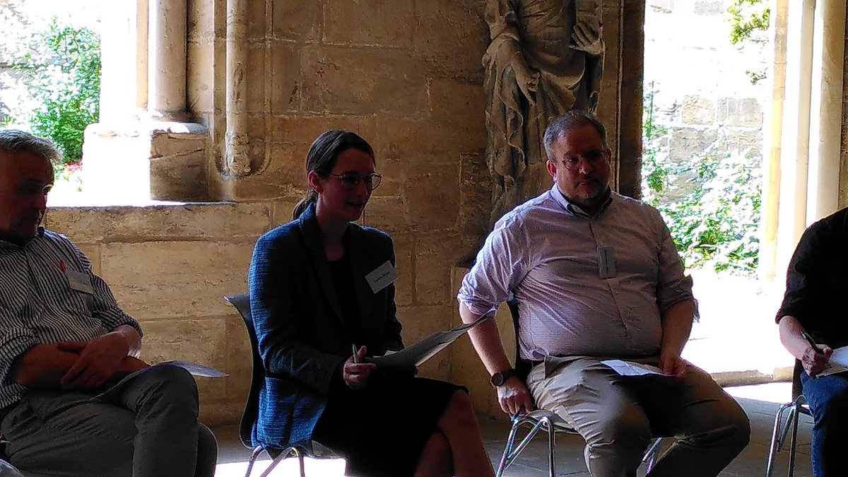 Zu Beginn des 2. Panels zu Theologie an den Universitäten erzählt <a href="/K_Ritzka/">Kathrin Ritzka</a> von ihren Erfahrungen des kürzlich gegründeten #IKT in Berlin. Sie betont u.a., wie wichtig es für die Theologie ist, auch mit den Geisteswissenschaften im Austausch zu bleiben.