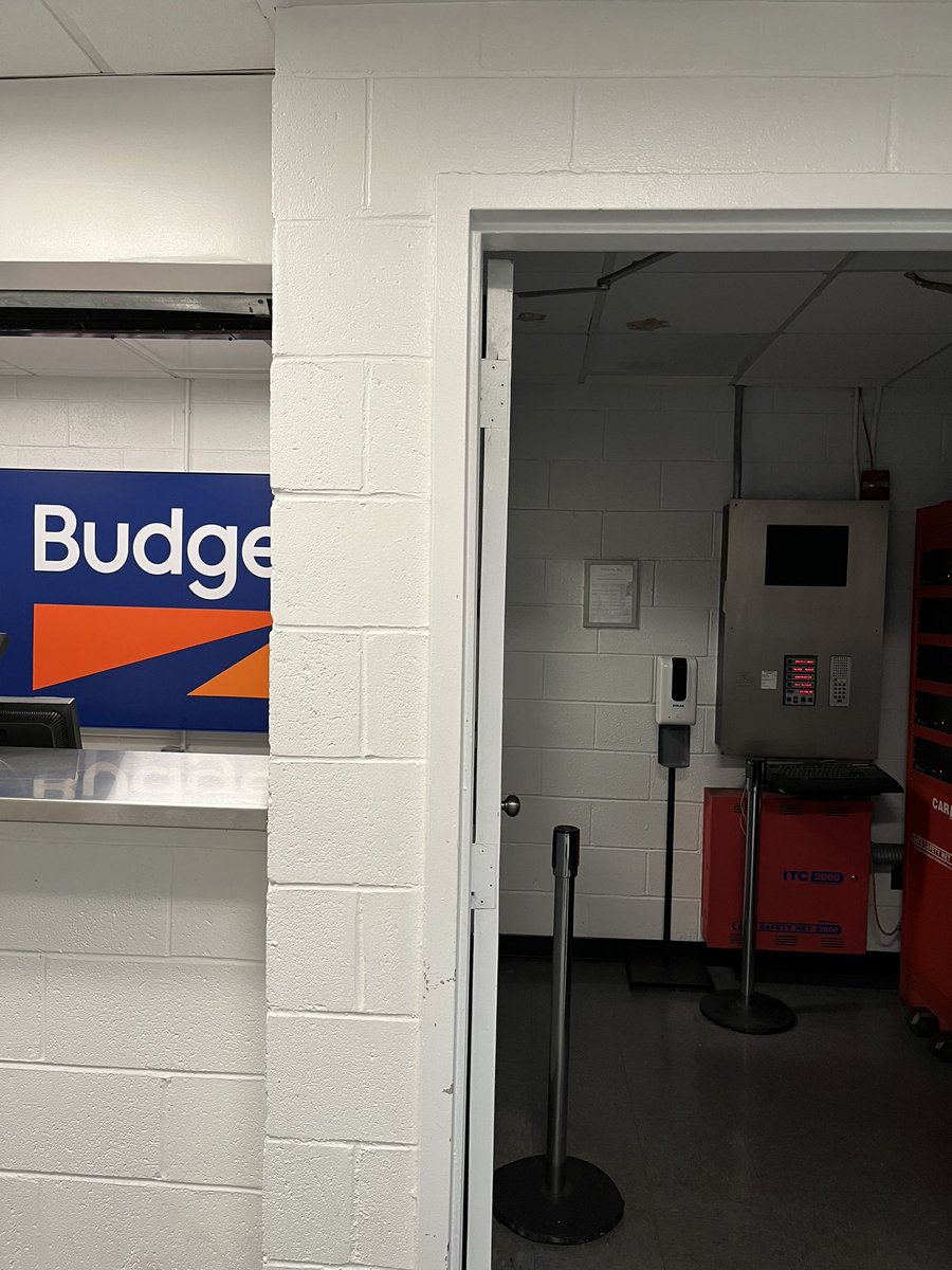mitcharno's tweet photo. @BudgetCarRen @budget @BudgetCarHireSA @budgetcayman at 336 w 58th st NYC location. Front doors wide open + cash register seems to be working. No one here though and ppl r starting to help themselves. Can u help and send someone here immediately or, is it ok if ppl take cars? https://t.co/lBe5xwoA1x