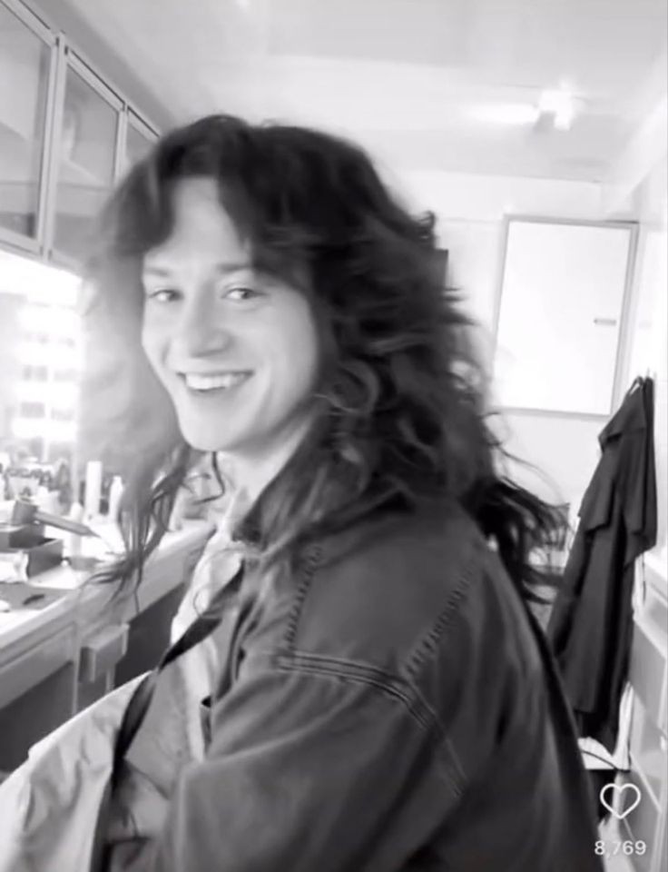 violetlantsov's tweet image. i have never ever seen an episode of stranger things, yet i'm hopelessly in love with eddie munson. look at him. how can you not be?