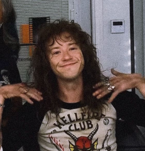 violetlantsov's tweet image. i have never ever seen an episode of stranger things, yet i'm hopelessly in love with eddie munson. look at him. how can you not be?