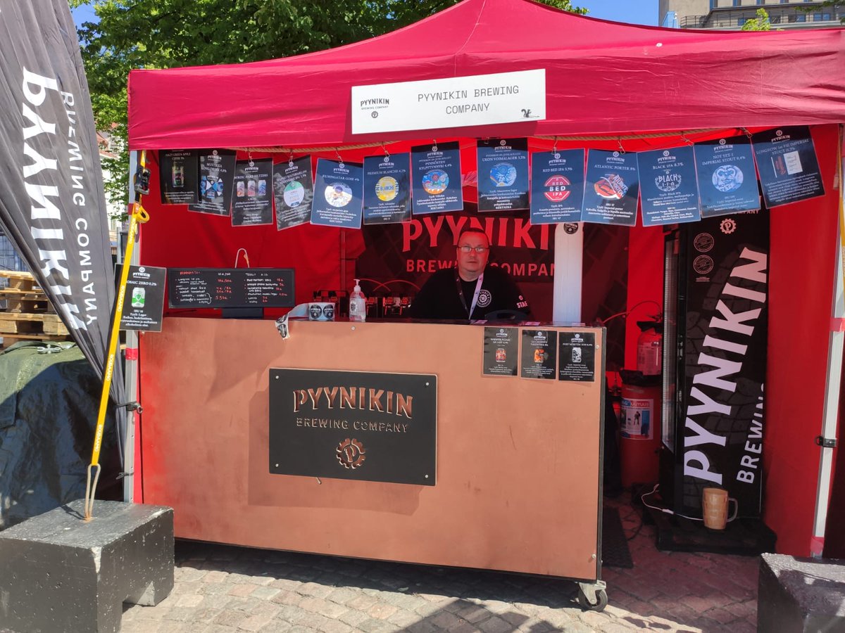 Craft Beer Helsinki käynnissä Rautatietorilla. Tänään paikalla 24 asti, perjantaina 12-01, lauantaina 12-24. Mukana myös se kuuluisa viskiolut. 😉 #pyynikinbrewingcompany #pyynikindistillingcompany