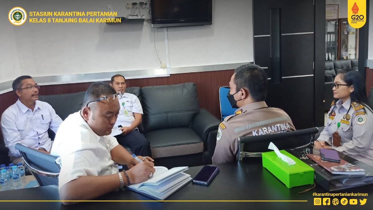 KarantinaTBK's tweet photo. Dalam rangka kewaspadaan Penyakit Mulut dan Kuku (PMK) dan ancaman HPHK/OPTK. Pemda Kab. Lingga yang di wakili kepala Dinas Pertanian dan Ketahanan Pangan Kab. Lingga melakukan kunjungan dan koordinasi ke  Kantor Karantina Pertanian Karimun.

#karantinapertaniankarimun
#kablingga https://t.co/ffVL19w80G