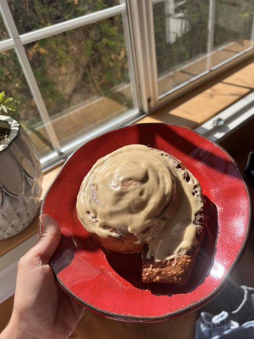 My landlord just brought me this beautiful cinnamon roll 🥹 I&rsquo;m never moving https://t.co/t4TppPHT34<a href="/tag/gapeninjas"class="tags"><span>#gapeninjas</span></a>