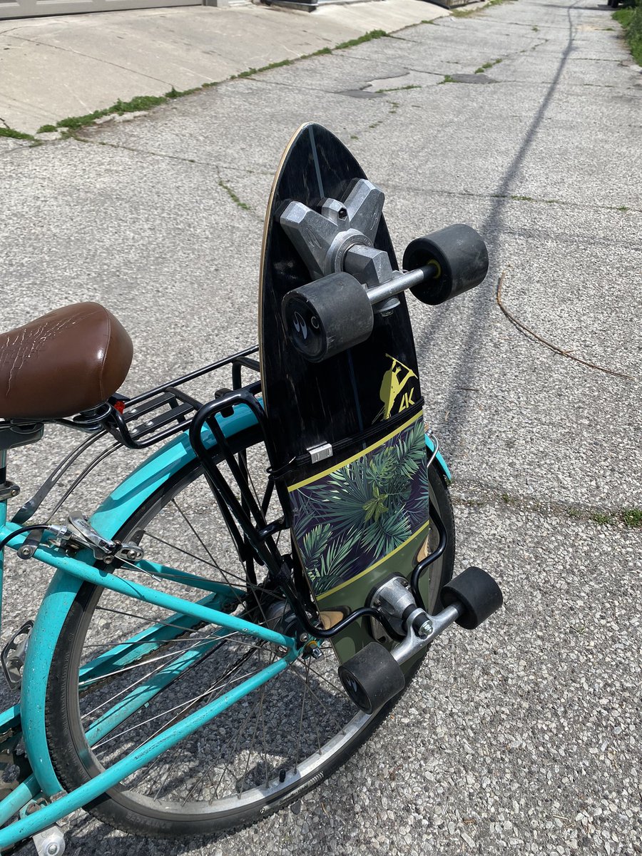 Skateboard, longboard… if it fits! RT <a href="/mushrooomomma/">vintage yams</a>: look at this gloriously well designed longboard rack from <a href="/fairdalebikes/">Fairdale</a>  the stoke is high 😍
