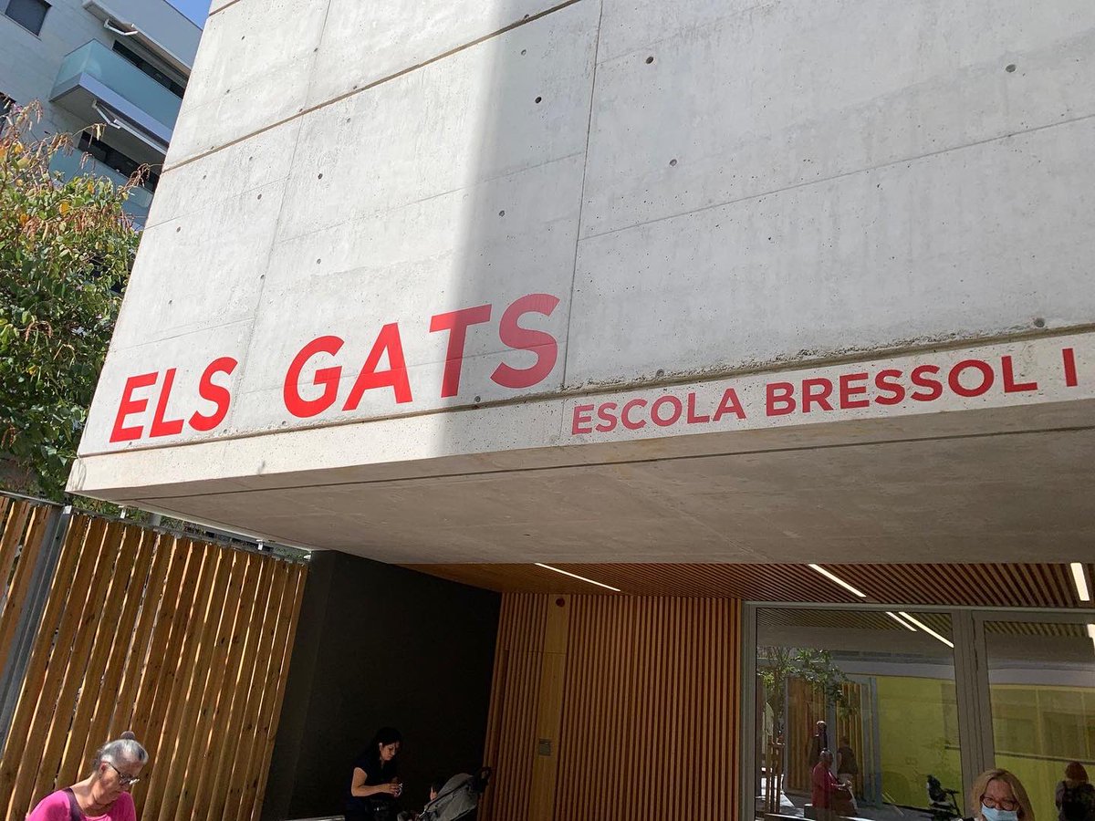 deusedes's tweet photo. Visitant amb @jaumecollboni la fantàstica nova #EscolaBressol #ElsGats del barri de #SantsBadal. Un equipament llargament esperat que ofereix 104 places de 0-3 i un espai de criança al barri. #barriabarri https://t.co/U6XsMt183Z