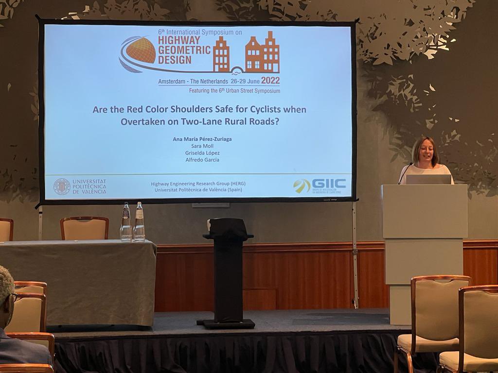 GIIC_UPV's tweet photo. Prof. Ana Pérez @apzuriaga presented two lectures focused on (i) the impact of #redshoulders on #cyclingsafety during overtaking maneuvers and (ii) #cyclist perception using #VirtualReality.
📄(ii) Analysis of cyclist perception using Virtual Reality https://t.co/6t6zDgHGLB