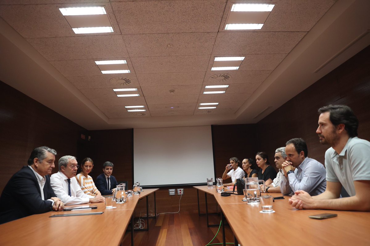 Rogelio Velasco (@rogeliovelascop) on Twitter photo Los trabajadores de <a href="/Abengoa/">Ana Bengoa</a> son una prioridad para <a href="/AndaluciaJunta/">Junta de Andalucía</a>.
El Gobierno de <a href="/sanchezcastejon/">Pedro Sánchez</a> y <a href="/mjmonteroc/">María Jesús Montero</a> tiene que explicar por qué no ayuda a una empresa andaluza y a qué se debe la arbitrariedad de la SEPI.
Abengoa es tan estratégica para Andalucía como para España. Los trabajadores de <a href="/Abengoa/">Ana Bengoa</a> son una prioridad para <a href="/AndaluciaJunta/">Junta de Andalucía</a>.
El Gobierno de <a href="/sanchezcastejon/">Pedro Sánchez</a> y <a href="/mjmonteroc/">María Jesús Montero</a> tiene que explicar por qué no ayuda a una empresa andaluza y a qué se debe la arbitrariedad de la SEPI.
Abengoa es tan estratégica para Andalucía como para España.