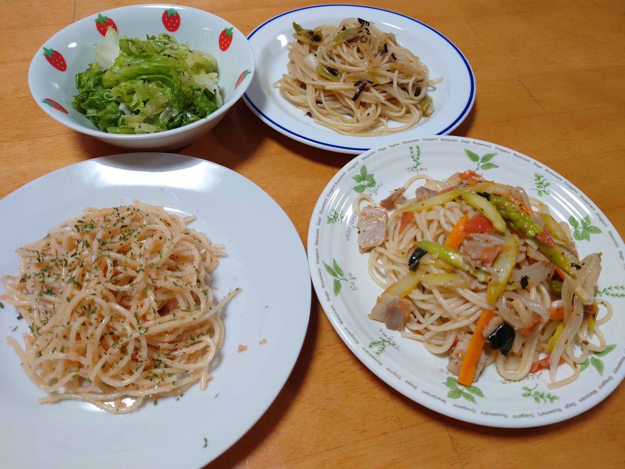 ねこちゃんくっきんぐ 今日の晩ごはんは 家族のリクエストで 明太子パスタ アスパラとベーコンと野菜のパスタ ねぎと塩昆布のパスタ リーフレタスのイタリア風サラダ です ねこちゃんくっきんぐ おうちごはん 男子ごはん Twitter家庭料理部